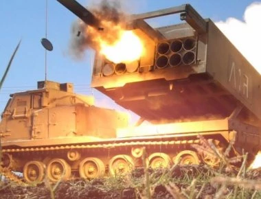 Βίντεο: Άσκηση με πραγματικά πυρά με ένα M270 MLRS